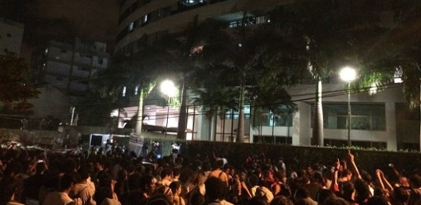 Movimento Ocupe Estelita protesta em frente à casa do prefeito do Recife, Geraldo Julio - Mariana Dantas/NE10