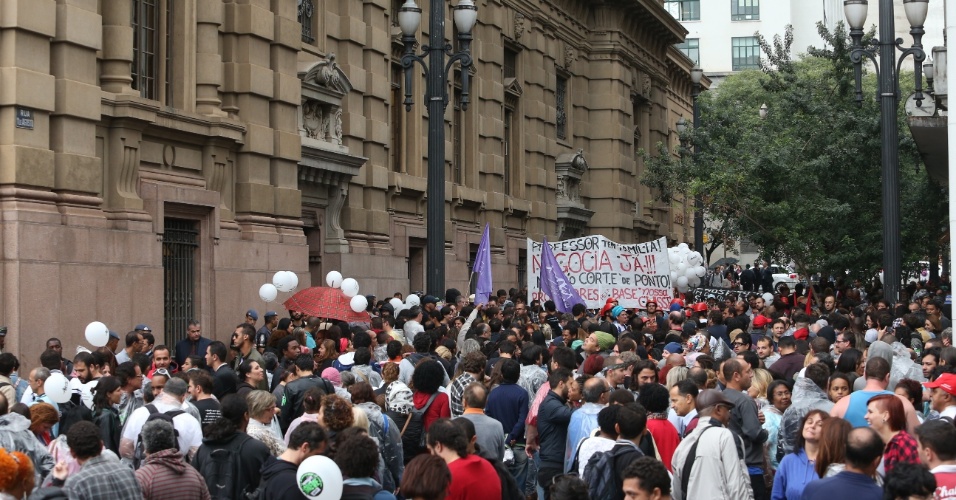 7.mai.2015 - Professores em greve da rede estadual de ensino de São Paulo realizam manifestação na Praça da Sé, na região central da capital, na tarde desta quinta-feira (7). A categoria está em greve desde o dia 13 de março