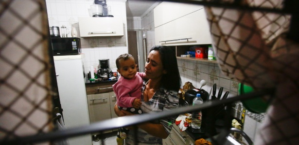 Moradora da Vila Diva, Fernanda Pita tem água em casa apenas cinco horas por dia - Gabriela Biló/Estadão Conteúdo 