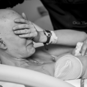 A fotógrafa Kate Murray se tornou assunto na internet após fotografar e publicar a imagem de uma mãe, que lutou contra o câncer de mama durante a gravidez e teve um dos seios removidos, amamentando o filho pela primeira vez - Kate Murray