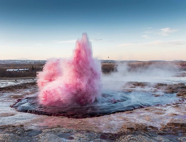 O artista chileno Marco Evaristti, que causou polêmica ao tingir um famoso gêiser da Islândia de rosa, foi multado em 100 mil coroas islandesas (R$ 2.300) - Marco Evaristti