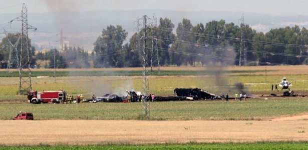 Bombeiros atuam na região onde caiu um avião da Airbus neste sábado (9), em Sevilha - Cristina Quicler/AFP
