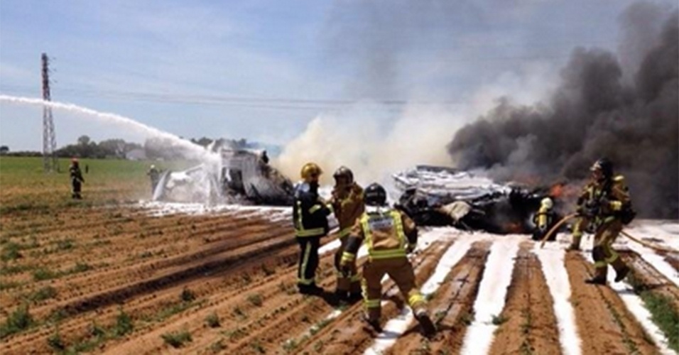 9.mai.2015 - Um avião de transporte militar caiu próximo ao aeroporto de Sevilha, no sudoeste da Espanha, neste sábado (9), matando todos os seus 10 tripulantes. A aeronave fazia provas de voo no aeroporto. Não se sabe ainda se há outros atingidos