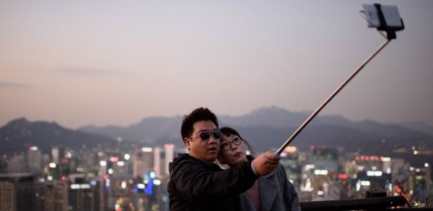 Nos últimos anos, o "pau de selfie" tornou-se mundialmente popular  - Getty Images