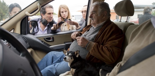 Mujica fala com os jornalistas enquanto espera por sua mulher, Lucia Topolansky, candidata a prefeita
