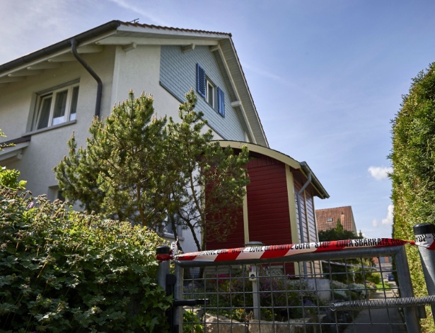 Casa da família morta em tiroteio em Würenlingen foi isolada pela polícia - Michael Buholzer/AFP