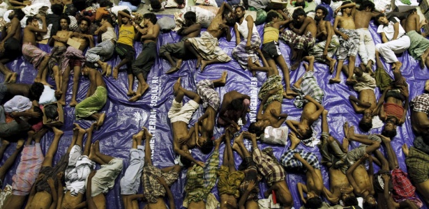 11.mai.2015 - Migrantes de Rohingya descansam dentro de um abrigo depois de serem resgatados por barcos na província de Aceh, na Indonésia - Roni Bintang/Reuters