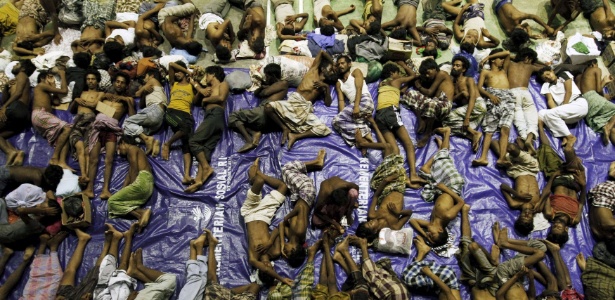 Migrantes rohingya descansam depois de serem resgatados na Indonésia - Roni Bintang/Reuters