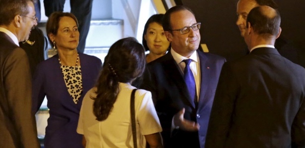 Hollande é recebido pelo vice-ministro das Relações Exteriores cubano, Rogelio Sierra - Enrique de la Osa/Reuters