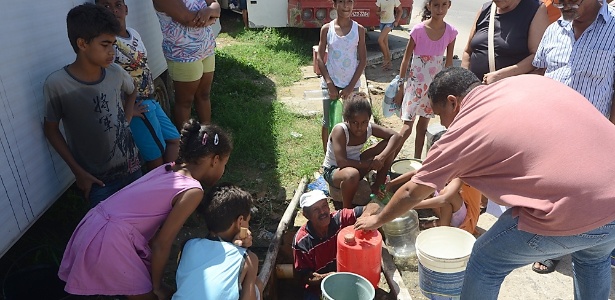 Salomão Rodrigues ajudava os moradores da cidade enchendo baldes com água subterrânea - Jadilson Simões/UOL