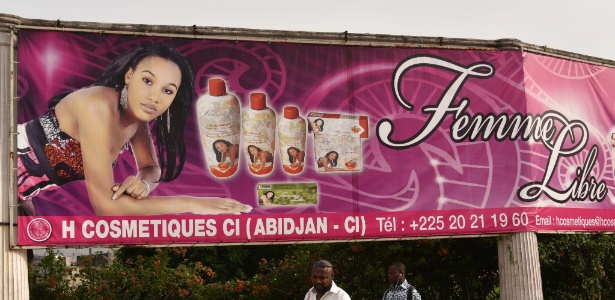 Outdoor em Abidjan, na Costa do Marfim, faz propaganda de creme clareador - Sia Kambou/AFP