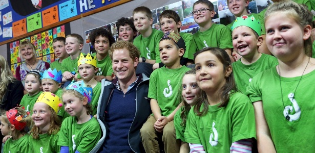 Príncipe Harry com estudantes durante visita a Stewart Island Sul, na Nova Zelândia