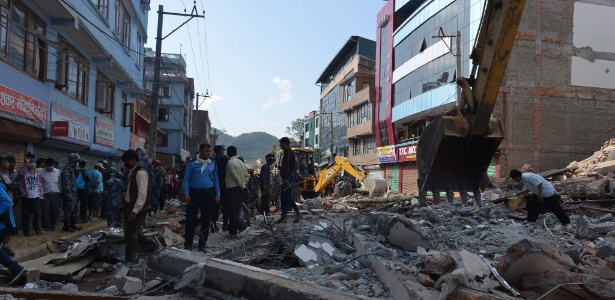 Equipes de resgate e moradores procuram por sobreviventes em frente a uma casa que desabou em Katmandu, no Nepal, nesta terça-feira (12). Um novo terremoto, de magnitude 7,3 sacudiu o Nepal e teve seu epicentro registrado a nordeste de Katmandu, a mesma região que foi a mais afetada pelo sismo do último dia 25. O novo tremor foi seguido de três réplicas, uma delas de magnitude 6,3, informou o Serviço Geológico dos Estados Unidos (USGS, sigla em inglês) - Prakash Mathema/AFP