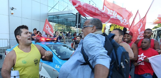 Manifestantes, pró e contra o governo Dilma, entram em confronto em frente ao prédio do Comitê Organizador dos Jogos Olímpicos - Fábio Motta/Estadão Contéudo