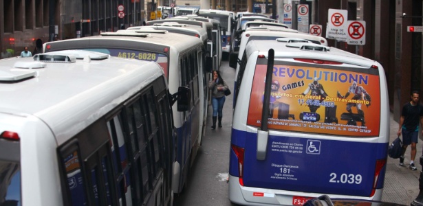 Passageira caminha entre micro-ônibus parados durante protesto no centro de SP - Leonardo Benassatto/Futura Press/Estadão Conteúdo