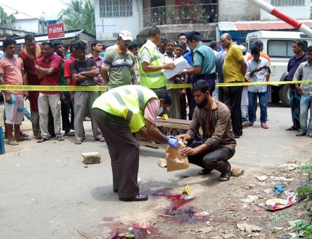 Policiais investigam local onde o blogueiro Ananta Bijoy Das foi morto com golpes de machado, em Sylhet, em Bangladesh