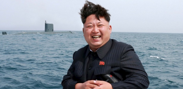 9.mai.2015 - O ditador norte-coreano, Kim Jong-un, posa para foto durante lançamento-teste de míssil balístico submarino, divulgada pela agência estatal KCNA