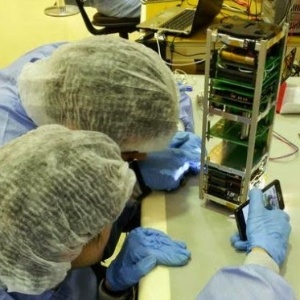 O satélite de pequeno porte Serpens (Sistema Espacial para Realização de Pesquisa e Experimentos com Nanossatélites) será lançado da Estação Espacial Internacional (ISS) em outubro - Divulgação/AEB
