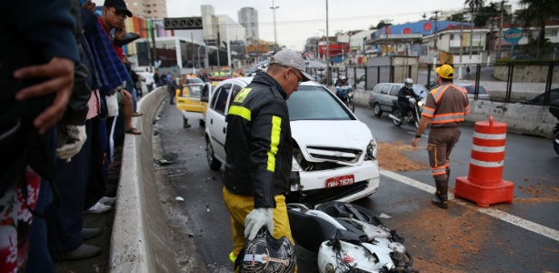 Dupla tentava fugir em uma motocicleta após assalto quando bateu contra um táxi. - Renato S. Cerqueira/Futura Press/Estadão Conteúdo