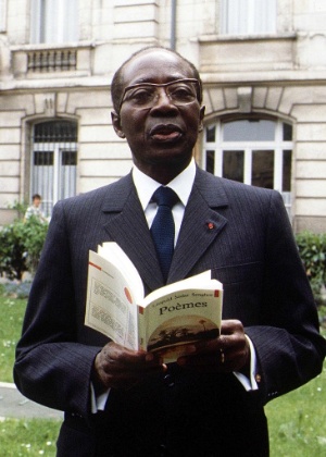 10.mai.1985 - Primeiro presidente do Senegal, Léopold Sédar Senghor posa com um de seus livros em Tours, na França - Frank Perry/AFP