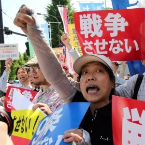 14.mai.2015 - Manifestantes protestam contra projeto de defesa do premiê Shinzo Abe, em Tóquio, no Japão