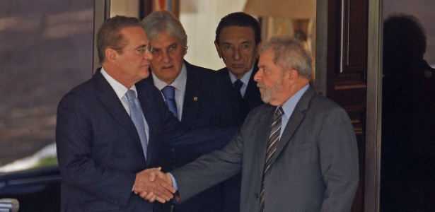 O presidente do Senado, Renan Calheiros (PMDB-AL) despede-se do ex-presidente Luiz Inácio Lula da Silva (à direita) após almoço  - Dida Sampaio/Estadão Conteúdo