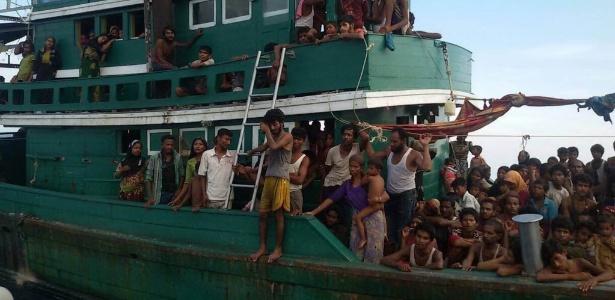 14.mai.2015 - Um barco que transportava imigrantes da etnia rohingya chega na costa da Tailândia, no mar de Andaman - Thanaporn Promyamyai/AFP