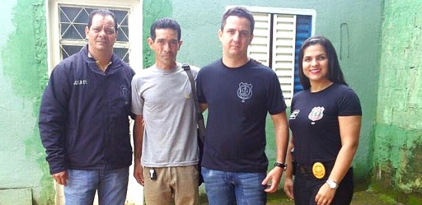 O eletricista Mário Ferreira Lima (camiseta cinza) e os policiais que o ajudaram - Polícia Civil do DF