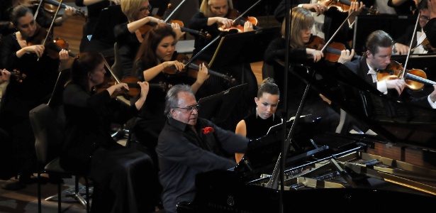 O pianista cubano Frank Fernández participa de concerto da Orquestra Sinfônica de Minnesota em Havana, Cuba