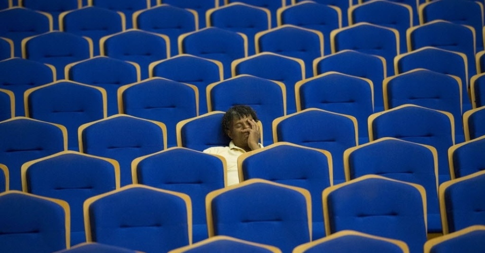 16.mai.2015 - Homem dorme durante o ensaio da Orquestra de Minnesota, dos EUA, em Havana (Cuba)