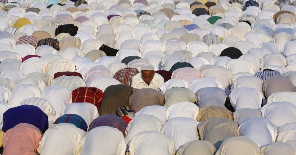 16.mai.2015 - Muçulmanos rezam durante uma conferência da organização islâmica Jamiat Ulema-e-Hind em Nova Déli, na Índia
