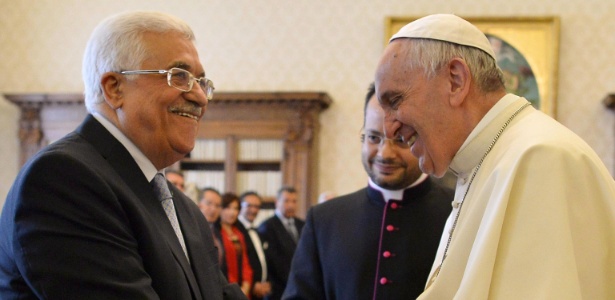 O presidente da Autoridade Palestina, Mahmoud Abbas, cumprimenta o papa Francisco
