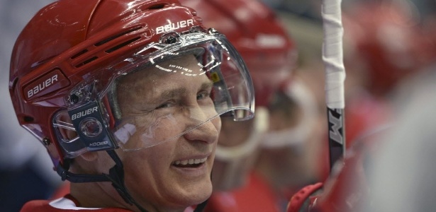 O presidente russo, Vladimir Putin, sorri enquanto participa de uma partida de hockey em um festival amador, em Sochi, na Rússia - Aleksey Nikolskyi/Reuters