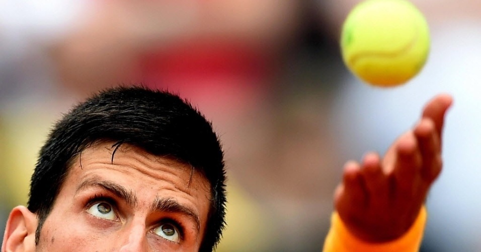16.mai.2015 - O sérvio Novak Djokovic se prepara para sacar durante a semifinal do torneio de tênis Italian Open, em Roma, na Itália