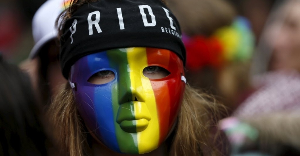 16.mai.2015 - Participante usa uma máscara colorida durante Parada Gay em Bruxelas, na Bélgica
