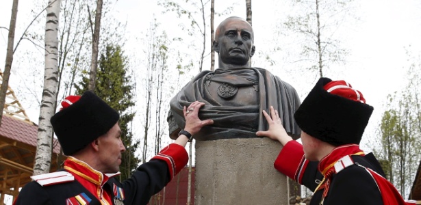 Uma organização de cossacos inaugurou um busto do presidente russo Vladimir Putin como um imperador romano perto de São Petersburgo, em "reconhecimento da anexação da Crimeia" pela Rússia, em maio deste ano - Maxim Zmeyev/Reuters