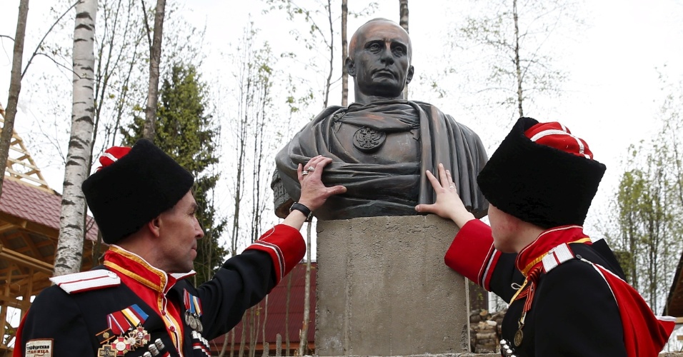 16.mai.2015 - Uma organização de cossacos inaugurou um busto do presidente russo Vladimir Putin como um imperador romano perto de São Petersburgo, em 
