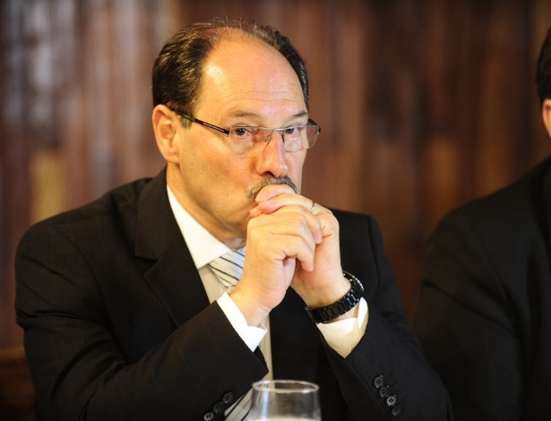 O governador do RS, José Ivo Sartori (PMDB), que tenta angariar mais votos para fazer passar seu pacote de reajuste do ICMS - Ronaldo Bernardi - 27.abr.2015/Agencia RBS