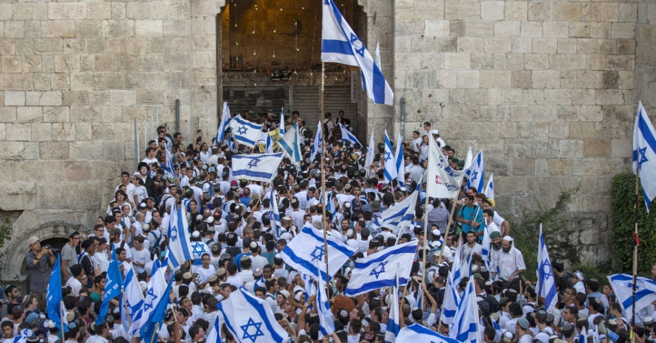 17.mai.2015 - Nacionalistas israelenses participam da ''Marcha da Bandeira'' do lado de fora do portão de Damasco na Antiga Jerusalém. A data marca o 48° aniversário da vitória sobre os árabes na Guerra dos Seis Dias em 1967. Conhecido como o 