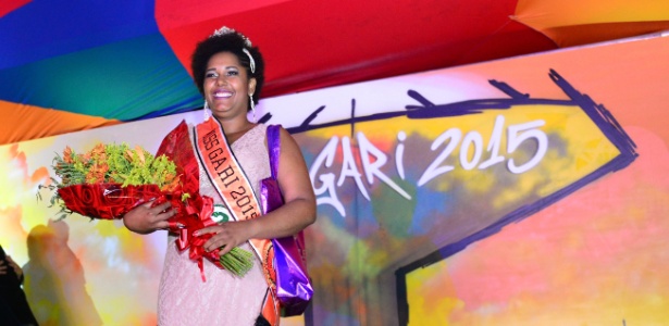 Dolessandra Rodrigues Soares posa com a faixa de Miss Gari Distrito Federal - Divulgação/Administração Regional de Ceilândia