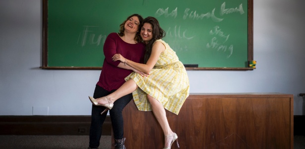 Katy Olson (e) e Lizzie Valverde, irmãs biológicas adotadas por famílias diferentes há mais de 30 anos, em uma sala de aula na Universidade de Columbia --onde as duas se conheceram em janeiro de 2013 - Todd Heisler/The New York Times