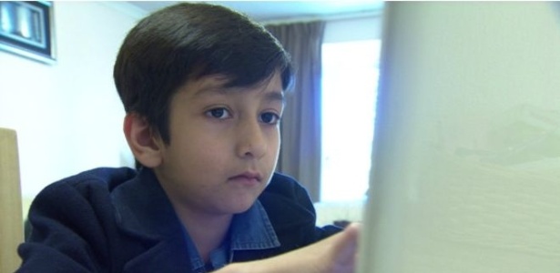 Humza Shahzad ganhou seu um smartphone e um laptop antes de completar 3 anos - BBC