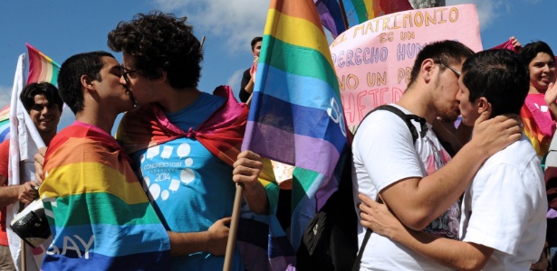 Casais Gays Promovem Beijaço Em Frente Ao Congresso Paraguaio 18 05 2015 Uol Notícias