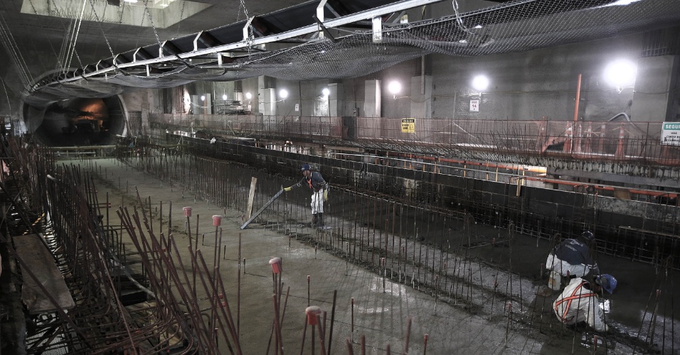 15.mai.2015 - Operários trabalham na instalação dos trilhos da estação Nossa Senhora da Paz, da Linha 4 do Metrô do Rio de Janeiro, em Ipanema, na zona sul da cidade