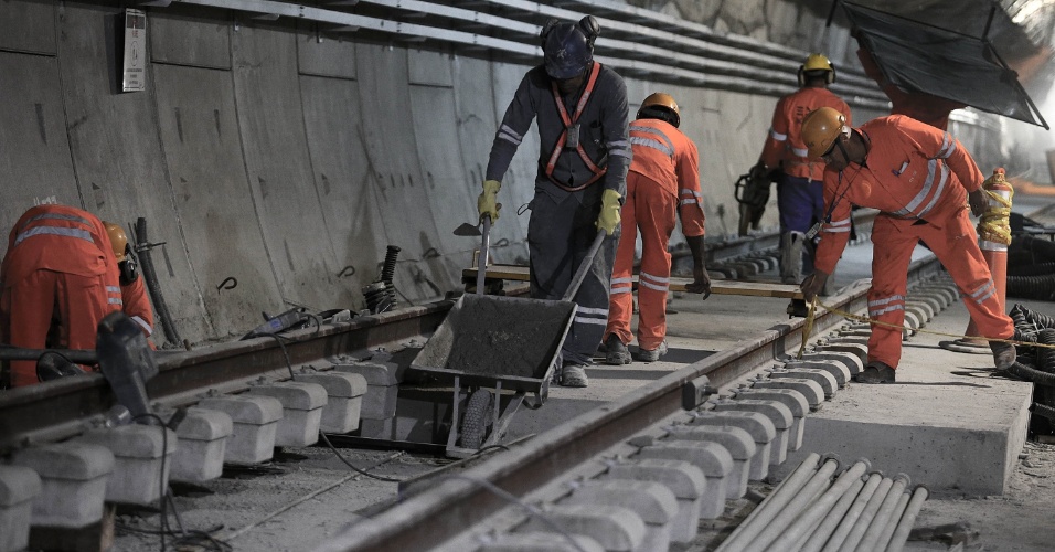 15.mai.2015 - Operários finalizam colocação dos trilhos no túnel que liga as estações Nossa Senhora da Paz e General Osório, do Metrô do Rio de Janeiro, ambas em Ipanema, na zona sul da cidade