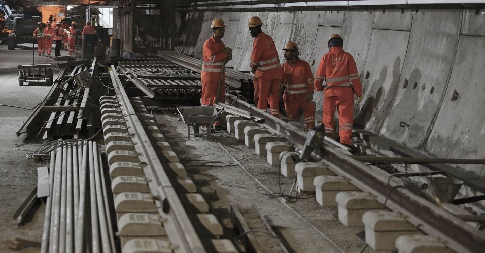 15.mai.2015 - Operários instalam trilhos da Linha 4 do Metrô do Rio de Janeiro no túnel que liga as estações Nossa Senhora da Paz e General Osório, em Ipanema, na zona sul da cidade. As obras estão em fase de finalização