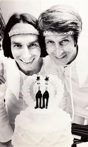 Jack Baker e Michael McConnell casam em Minneapolis em 1971