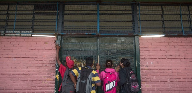 Movimentação na Escola Estadual Leonor Quadros, na zona sul de São Paulo. Polícia investiga estupro na unidade - Daniel Teixeira/Estadão Conteúdo