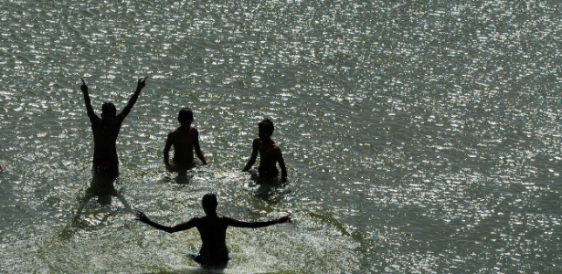 Crianças nadam no rio Ganges em um dia quente em Allahabad, na Índia - Sanjay Kanojia/AFP