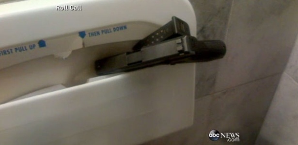Oficiais deixaram as armas de fogo automáticas em banheiros públicos do Capitólio - Reprodução/ABC News